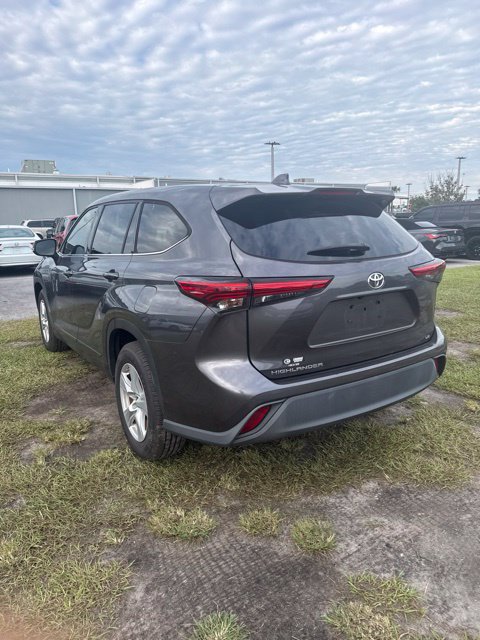Used 2021 Toyota Highlander LE FWD image 4