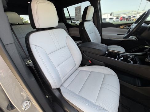 Used 2025 Chevrolet Traverse High Country image 21