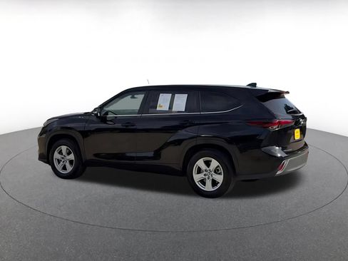 Used 2025 Toyota Highlander LE FWD image 8