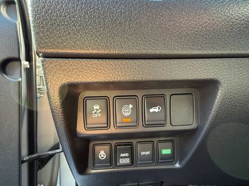 Used 2017 Nissan Rogue SV w/ SV Premium Package AWD/4WD image 13
