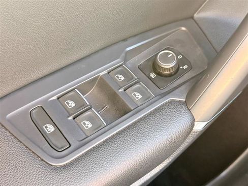 Used 2018 Volkswagen Tiguan SEL AWD/4WD image 25