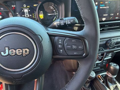 Used 2025 Jeep Wrangler Willys AWD/4WD image 22