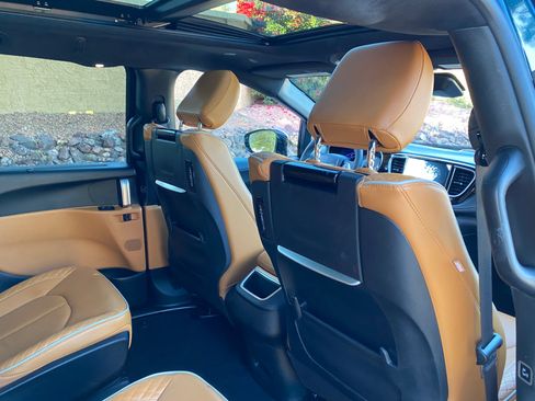 Used 2023 Chrysler Pacifica Pinnacle image 49