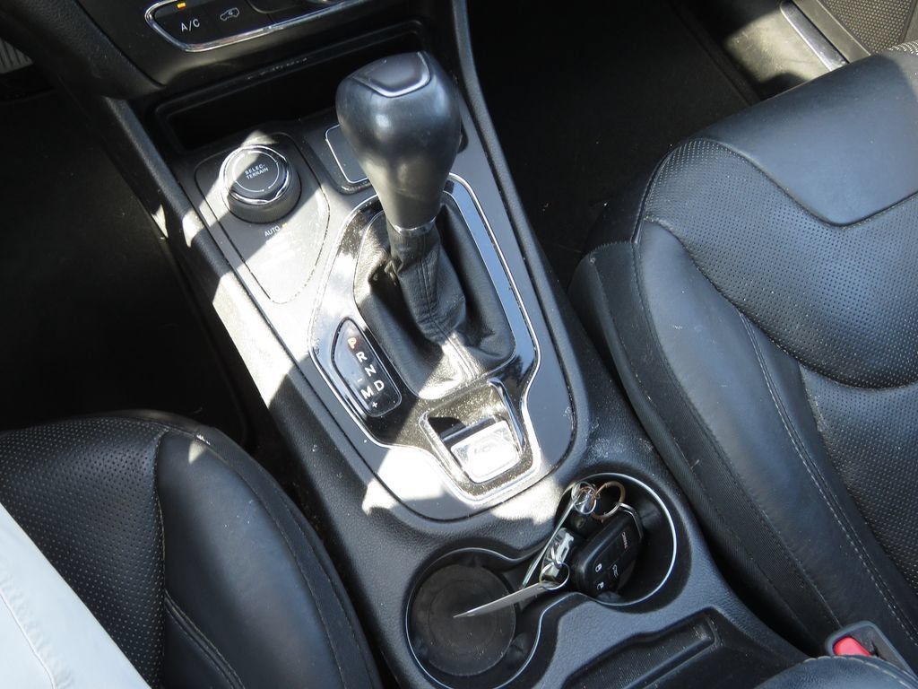 Used 2019 Jeep Cherokee Limited w/ Luxury Group AWD/4WD image 24