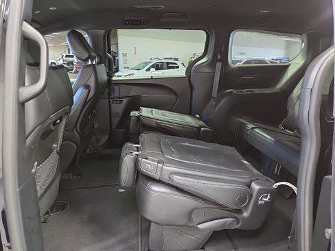 Used 2025 Chrysler Pacifica Select FWD image 32