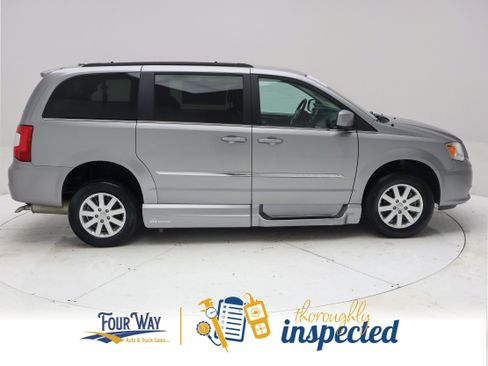 Used 2015 Chrysler Town & Country Touring FWD image 3