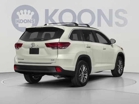 Used 2019 Toyota Highlander XLE FWD image 2
