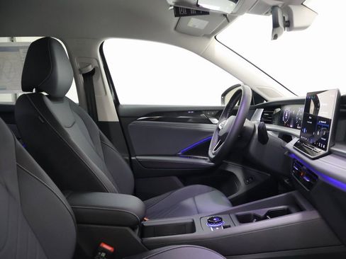 New 2025 Volkswagen Tiguan SE image 21