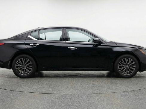 Used 2025 Nissan Altima 2.5 SV FWD image 11