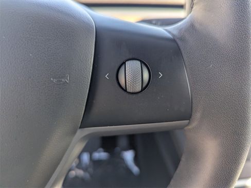 Used 2022 Tesla Model Y Long Range image 29