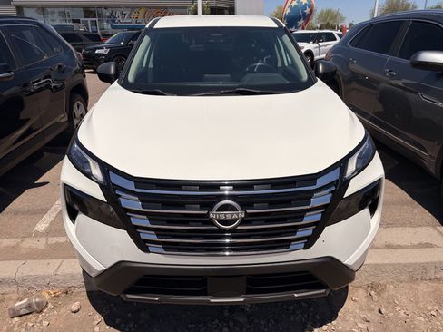 Used 2024 Nissan Rogue S FWD image 2