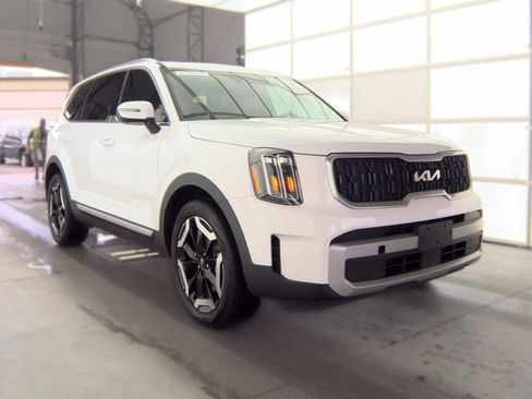 Used 2024 Kia Telluride EX w/ EX Captain's Chair Package FWD image 2