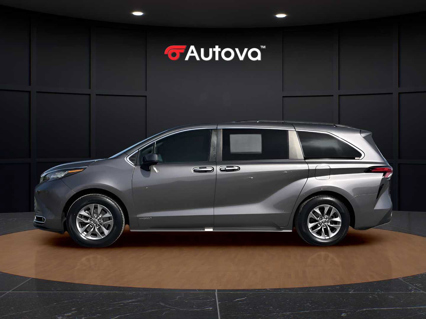 Used 2021 Toyota Sienna XLE AWD/4WD image 2