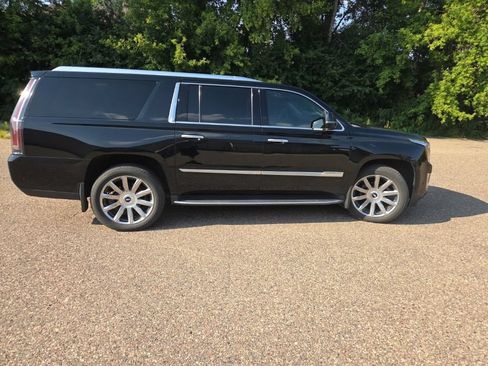 Used 2019 Cadillac Escalade ESV Luxury AWD/4WD image 25