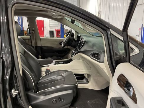 Used 2023 Chrysler Pacifica Limited image 14