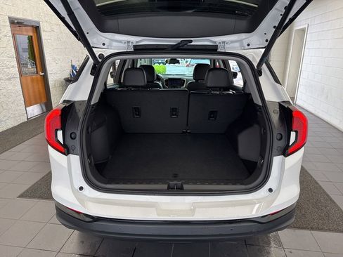 Used 2024 GMC Terrain SLT w/ Tech Package FWD image 9