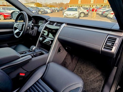 Used 2025 Land Rover Discovery Dynamic SE image 11