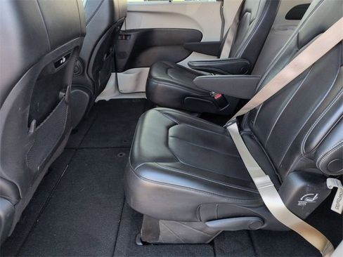 Used 2023 Chrysler Pacifica Touring-L image 36