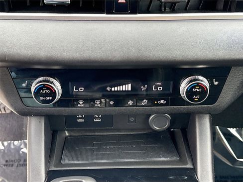 Used 2025 Mitsubishi Outlander SE image 16