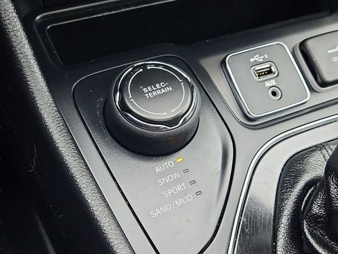 Used 2020 Jeep Cherokee Limited image 18