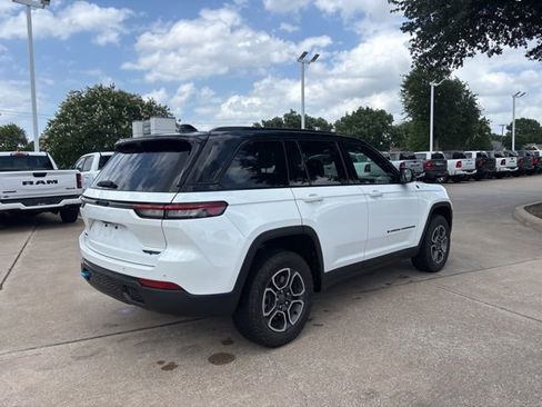 Certified 2023 Jeep Grand Cherokee Trailhawk w/ Luxury Tech Group III AWD/4WD image 5
