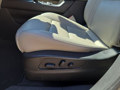 Used 2023 Cadillac XT4 Luxury w/ Cold Weather Package FWD image 17