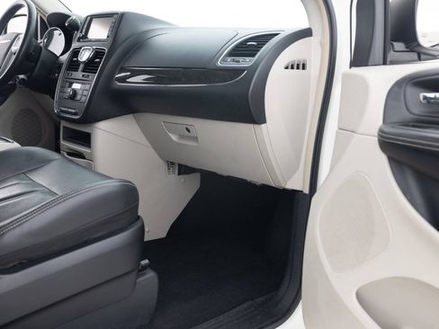 Used 2013 Chrysler Town & Country Touring FWD image 30