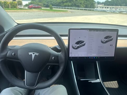 Used 2021 Tesla Model Y Long Range AWD/4WD image 17