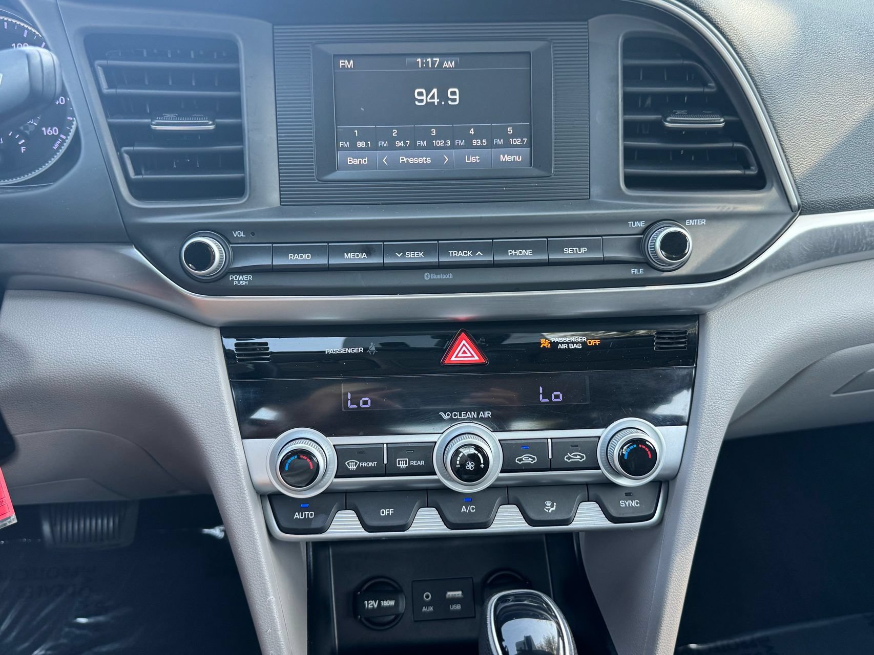 Used 2020 Hyundai Elantra SE FWD image 17