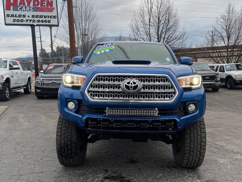 Used 2017 Toyota Tacoma TRD Sport image 8