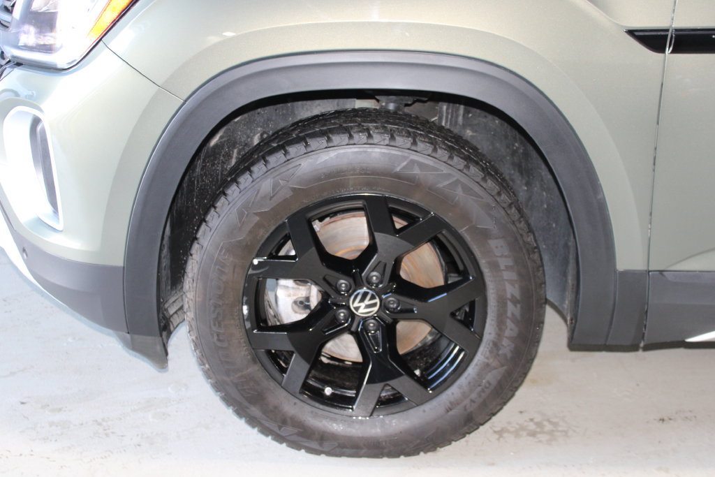 Used 2024 Volkswagen Atlas Peak Edition SE AWD/4WD image 4