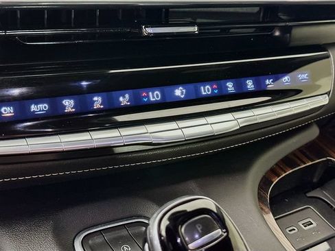 Used 2021 Cadillac Escalade Luxury AWD/4WD image 21