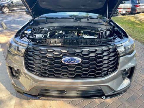 Used 2025 Ford Explorer ST-Line w/ ST-Line Street Pack image 18