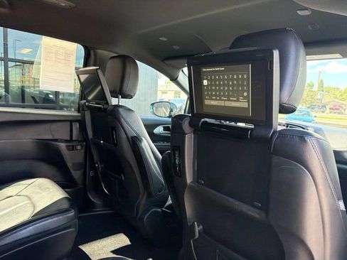 Used 2022 Chrysler Pacifica Touring-L w/ Uconnect Theater Family Group FWD image 14