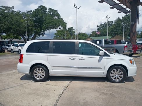Used 2016 Chrysler Town & Country Touring FWD image 1