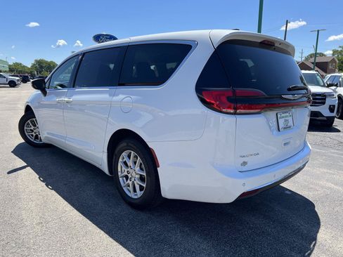 Used 2023 Chrysler Pacifica Touring-L FWD image 7