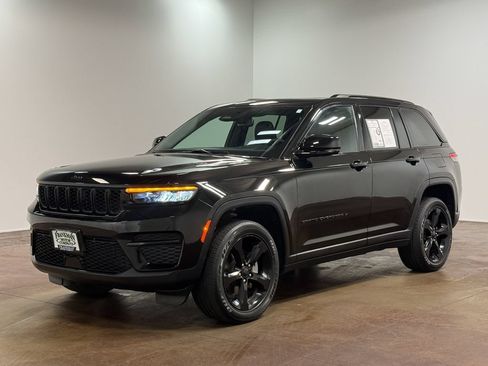 Used 2024 Jeep Grand Cherokee Altitude AWD/4WD image 7