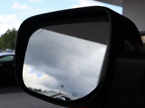 Used 2023 Nissan Titan SV image 12