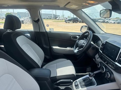 Used 2025 Hyundai Venue SEL FWD image 25