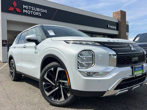 New 2025 Mitsubishi Outlander SE image 2