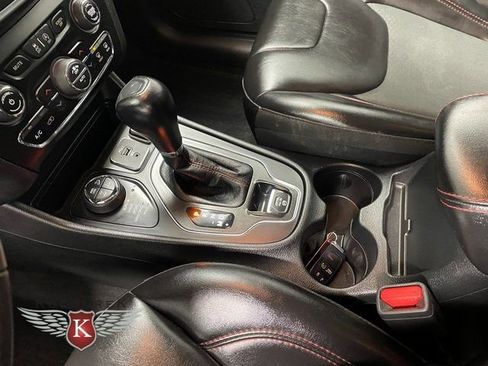 Used 2022 Jeep Cherokee Trailhawk image 17