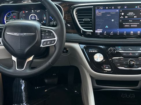 Used 2023 Chrysler Pacifica Limited FWD image 15