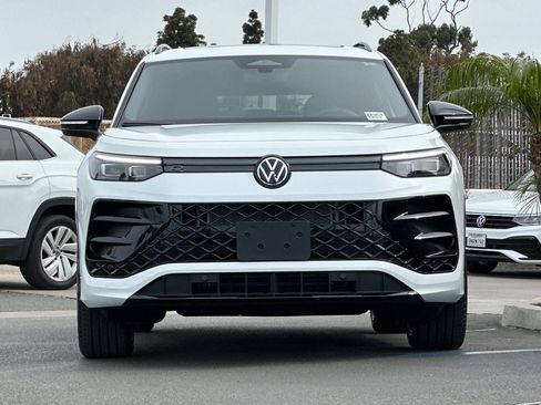 New 2026 Volkswagen Tiguan SE R-Line FWD image 3