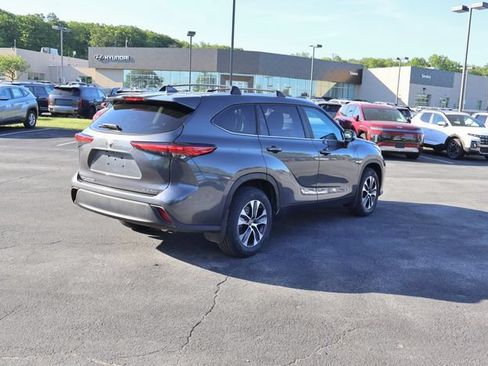 Used 2023 Toyota Highlander XLE AWD/4WD image 9