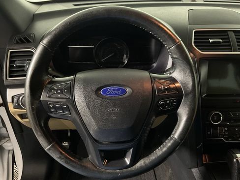 Used 2017 Ford Explorer XLT w/ Equipment Group 201A AWD/4WD image 24
