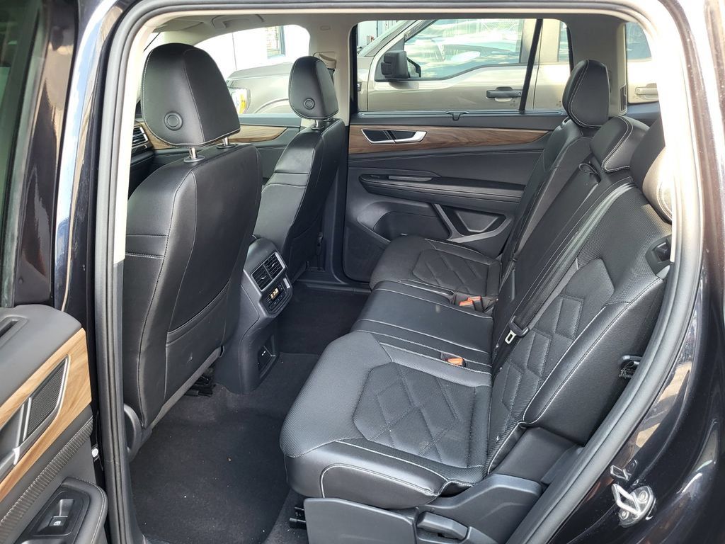 Used 2025 Volkswagen Atlas SE FWD image 13