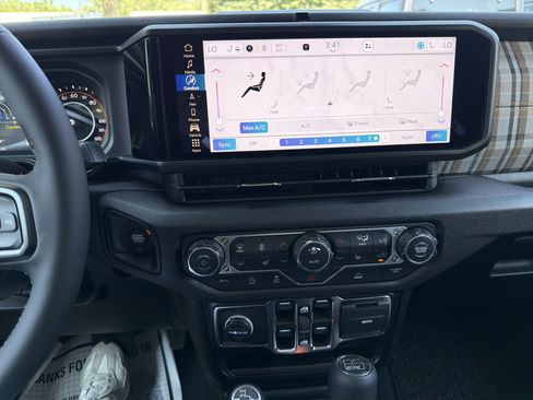 Used 2026 Jeep Gladiator Sport AWD/4WD image 25