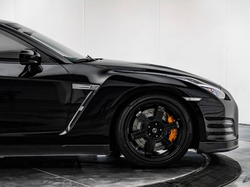 Used 2013 Nissan GT-R Premium image 20