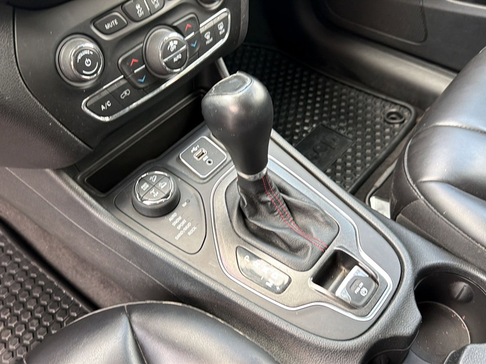 Used 2022 Jeep Cherokee Trailhawk AWD/4WD image 14