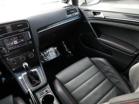 Used 2017 Volkswagen GTI SE image 11